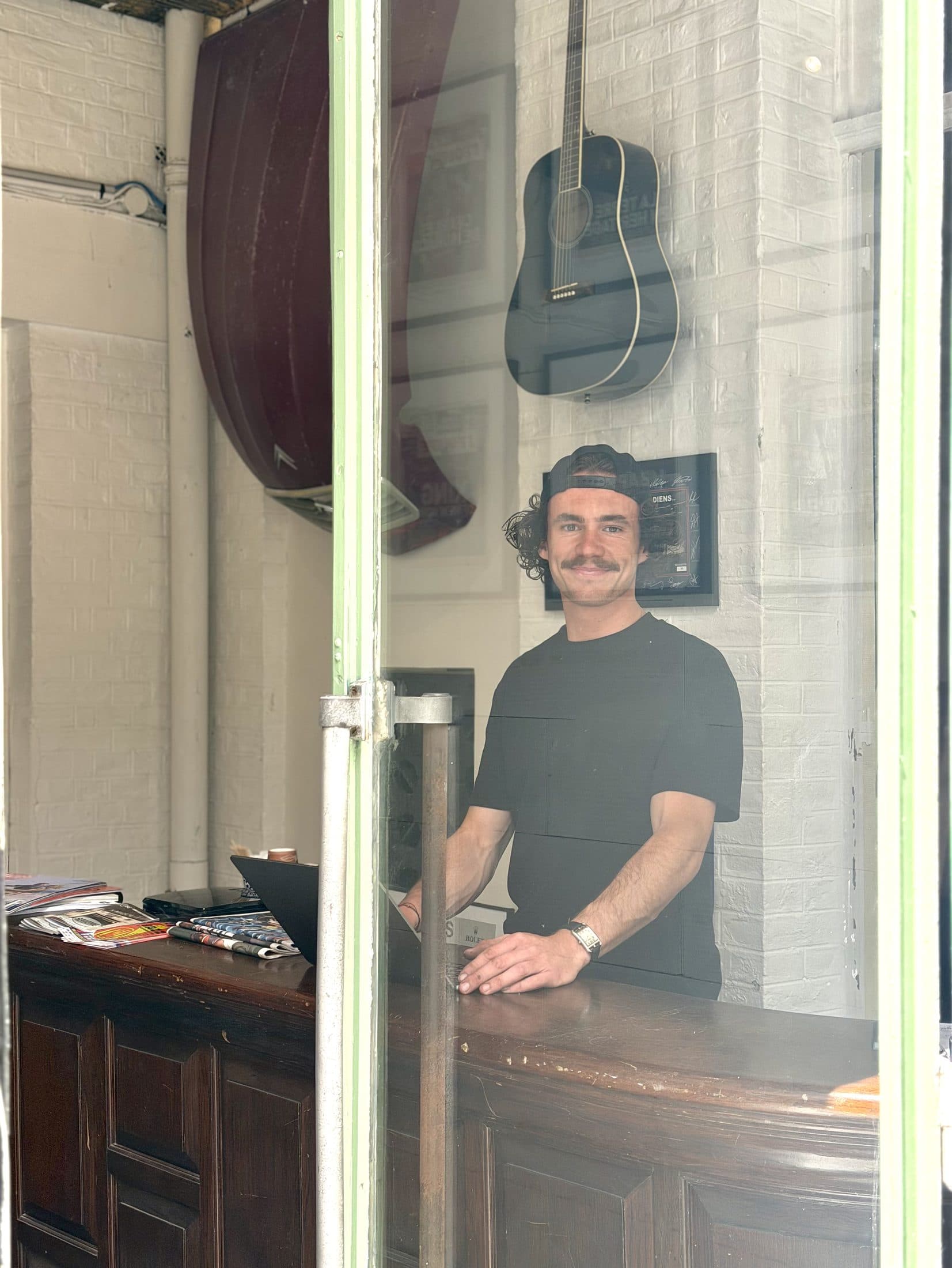 Un mécanicien de Salomé Automobile dans l'atelier