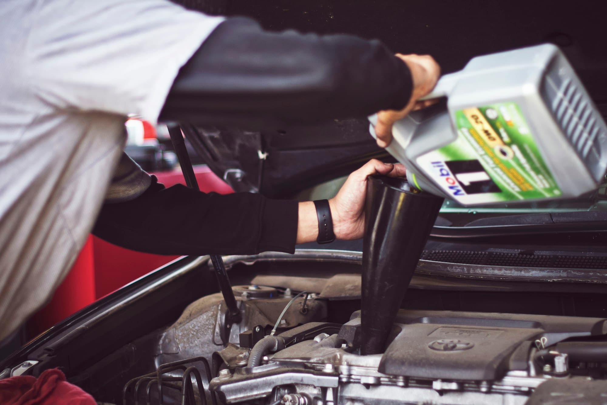 Fuite d'huile sous la voiture : d'où ça vient et faut-il s'inquiéter ?