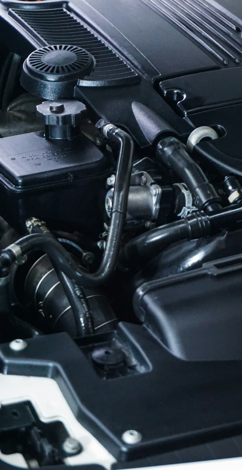 Surchauffe moteur : les signes à surveiller et le rôle du liquide de refroidissement